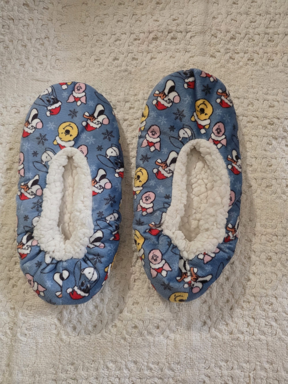 New Disney Women’s Christmas Winnie The Pooh Slip-On Slippers OS